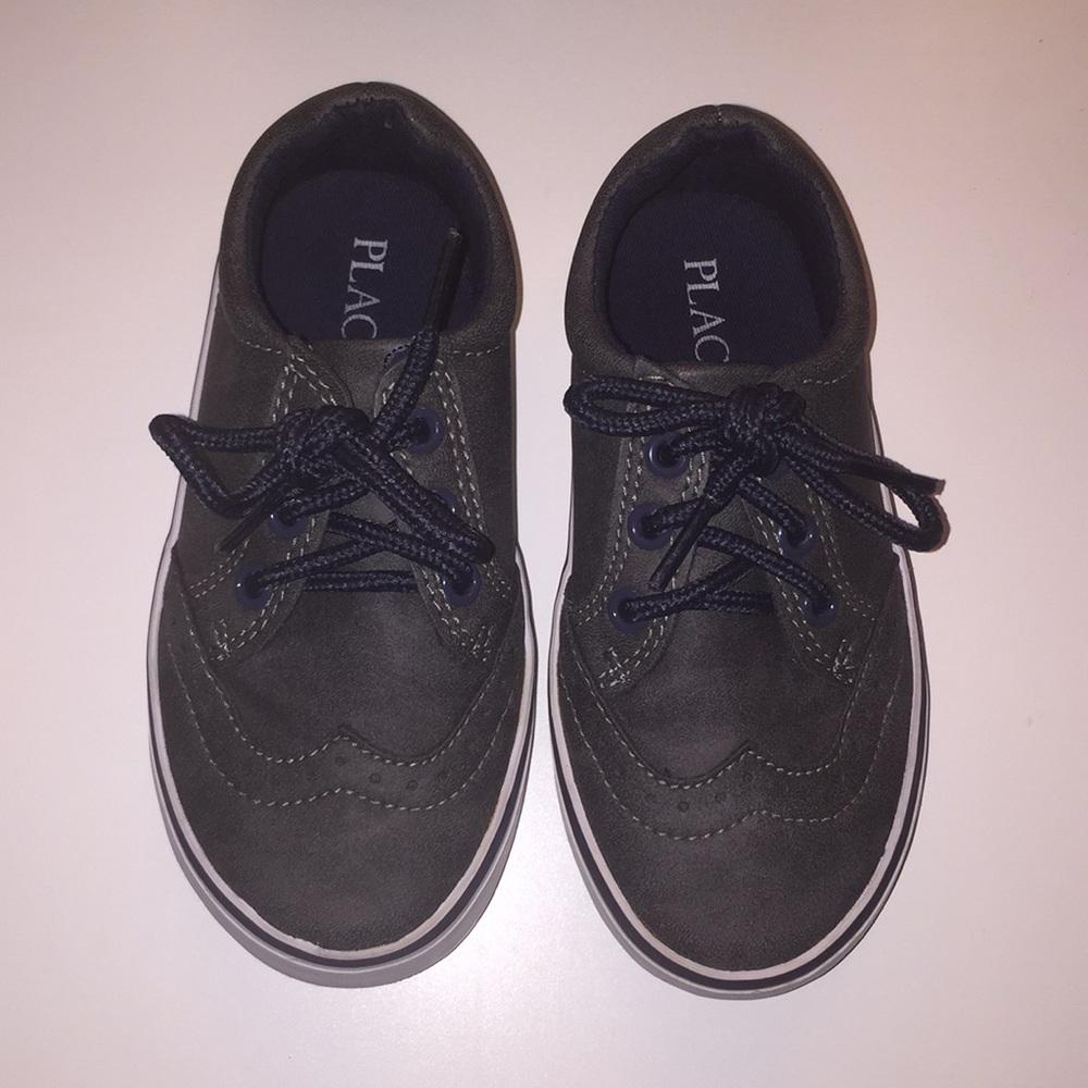 ⭐️ Place Tennis Shoes Boys 9